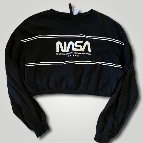 Divided Tops - DIVIDED LONG SLEEVE NASA WORM LIGHTWEIGHT CROPPED SWEATSHIRT BLACK - M
